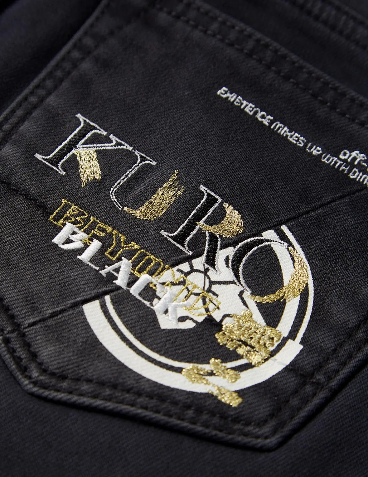 Slashed Kamon and Logo Embroidered Cropped Straight Fit Jeans